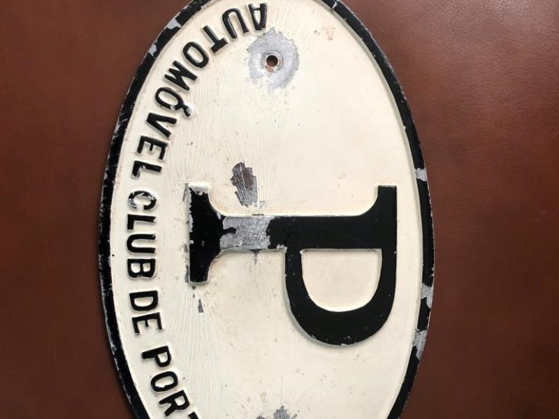 Placa com o "P" de Portugal, pertencente ao Automóvel Club de Portugal