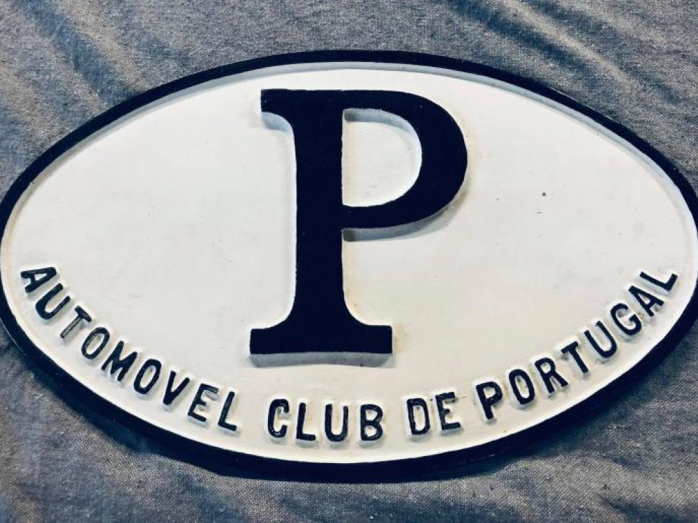 Placa com o "P" de Portugal, pertencente ao Automóvel Club de Portugal