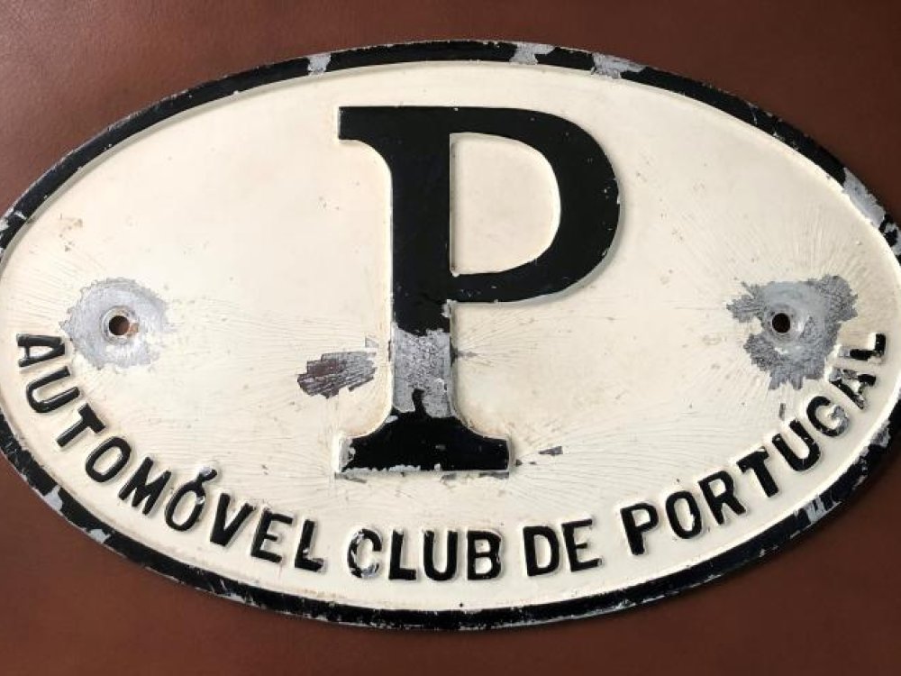 Placa com o "P" de Portugal, pertencente ao Automóvel Club de Portugal