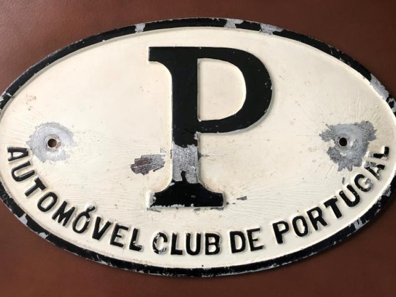 Placa com o "P" de Portugal, pertencente ao Automóvel Club de Portugal